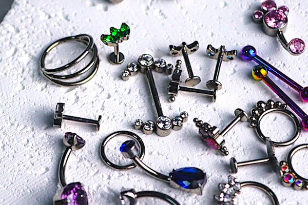 Joyería anodizada para piercings