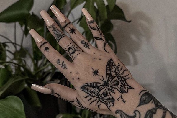 tatuajes en los dedos