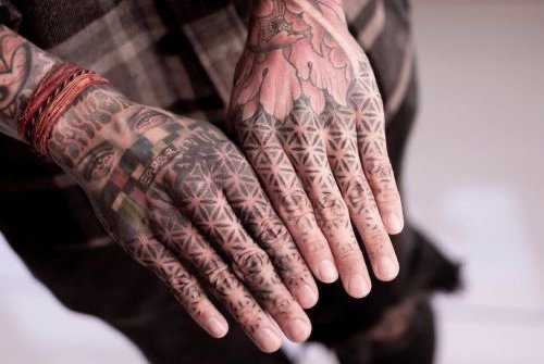 tatuajes en los dedos