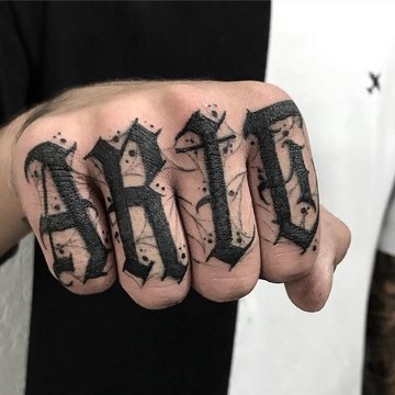 tatuajes en los dedos