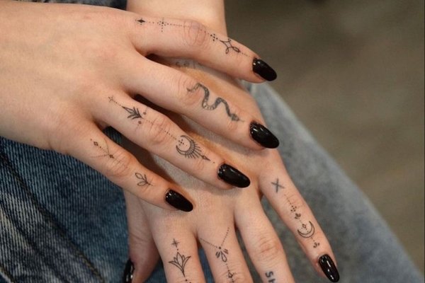 tatuajes en los dedos