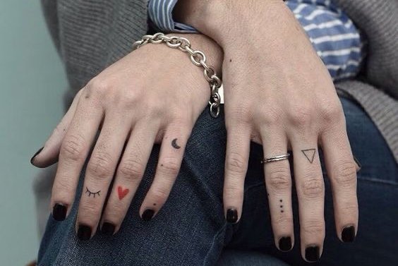 tatuajes en los dedos