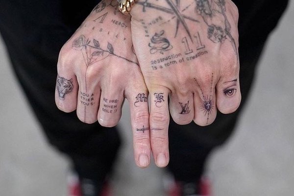 tatuajes en los dedos