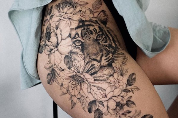 Tatuajes femeninos en los muslos