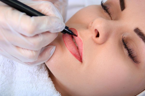 Labios tatuados