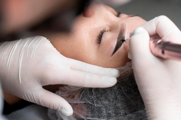 Tatuaje de cejas