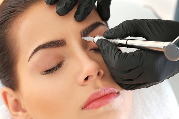 Tatuaje de cejas
