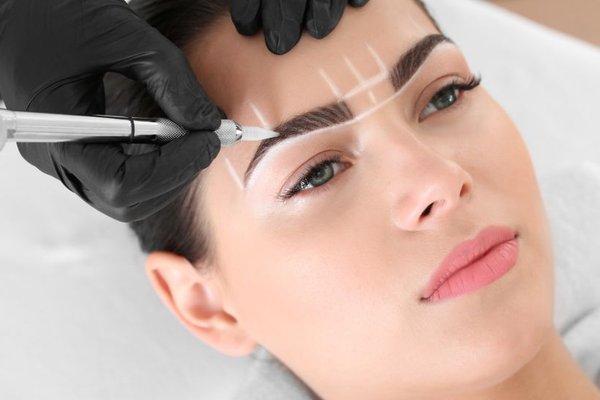 Tatuaje de cejas