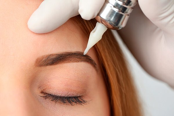 Tatuaje de cejas