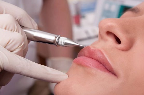 Labios tatuados